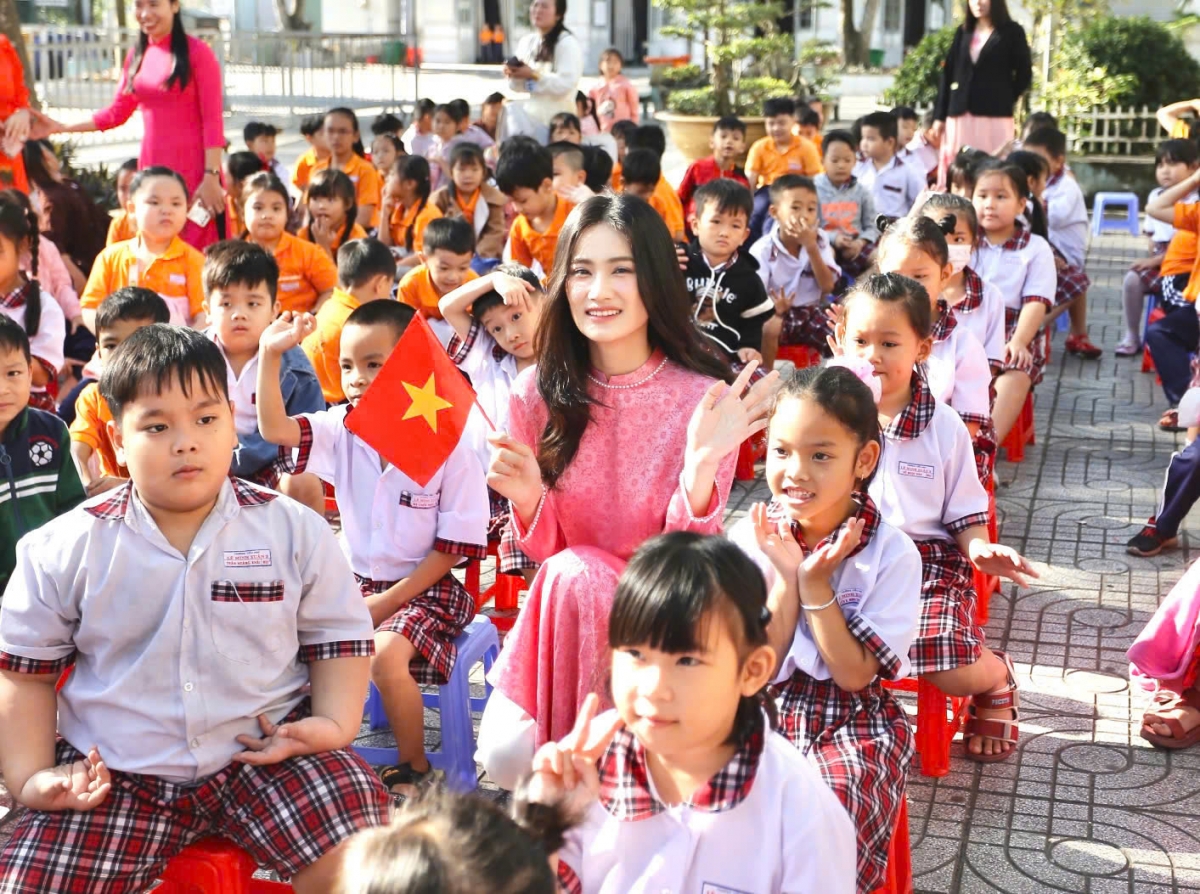 hoa hau Y nhi vao top 8 du an nhan ai tai miss world hinh anh 1