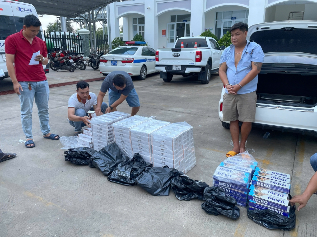 Tiền Giang bắt giữ đối tượng lái ô tô vận chuyển gần 3.000 bao thuốc lá nhập lậu