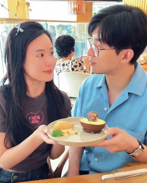 Midu và ông xã được khen giống trong truyện "thanh xuân vườn trường"