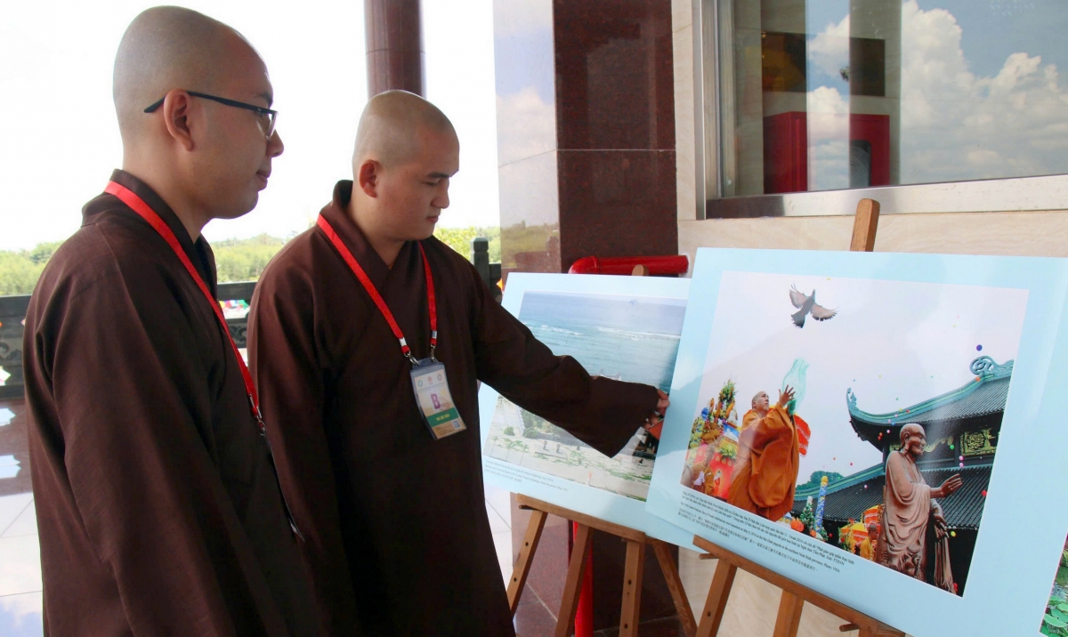 khách tham dự vesak 2025 hào hứng với triển lãm về chùa việt hình ảnh 2 khach tham du vesak 2025 hao hung voi trien lam ve chua viet hinh anh 2