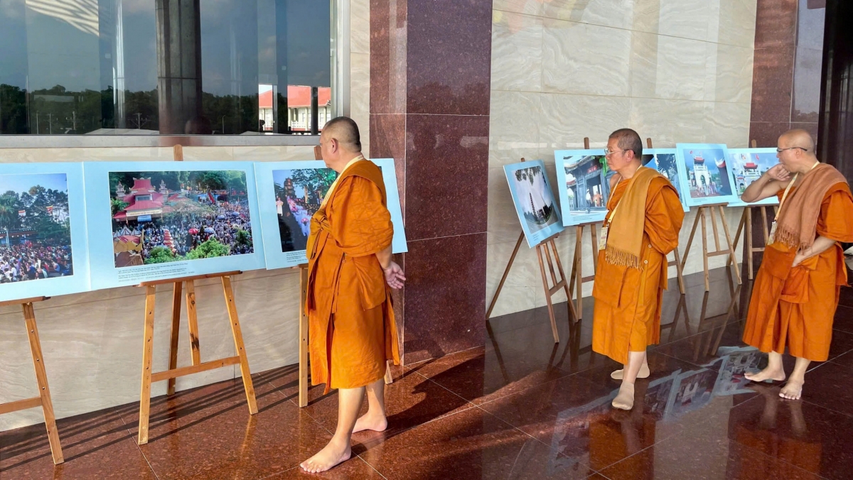 khách tham dự vesak 2025 hào hứng với triển lãm về chùa việt hình ảnh 1 khach tham du vesak 2025 hao hung voi trien lam ve chua viet hinh anh 1