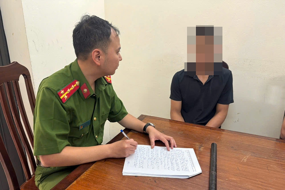 Công an làm việc với người dùng dùi cui đánh phụ nữ trên đường ở Hà Nội
