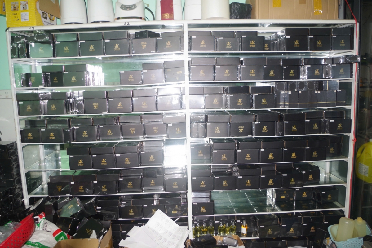 lật tẩy công nghệ sản xuất nước hoa giả made in dubai... bằng máy đánh trứng hình ảnh 3 lat tay cong nghe san xuat nuoc hoa gia made in dubai... bang may danh trung hinh anh 3