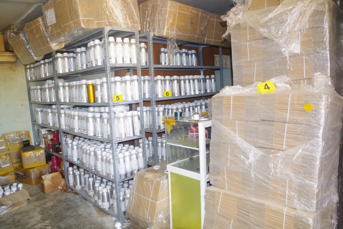 lật tẩy công nghệ sản xuất nước hoa giả made in dubai... bằng máy đánh trứng hình ảnh 1 lat tay cong nghe san xuat nuoc hoa gia made in dubai... bang may danh trung hinh anh 1