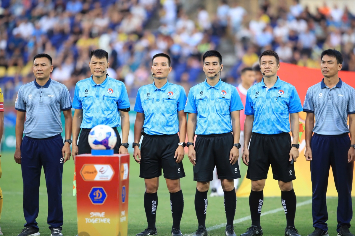 Trọng tài lại “gây bão” dư luận ở trận SLNA 1-2 Hà Nội FC