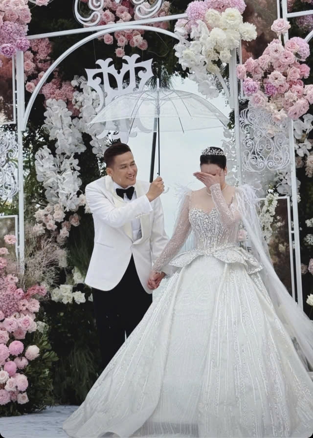 ho quynh huong bat khoc o le cuoi, tiet lo da co con 2 tuoi hinh anh 2 ho quynh huong bat khoc o le cuoi, tiet lo da co con 2 tuoi hinh anh 2