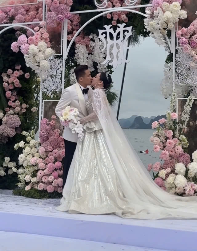 ho quynh huong bat khoc o le cuoi, tiet lo da co con 2 tuoi hinh anh 1 ho quynh huong bat khoc o le cuoi, tiet lo da co con 2 tuoi hinh anh 1