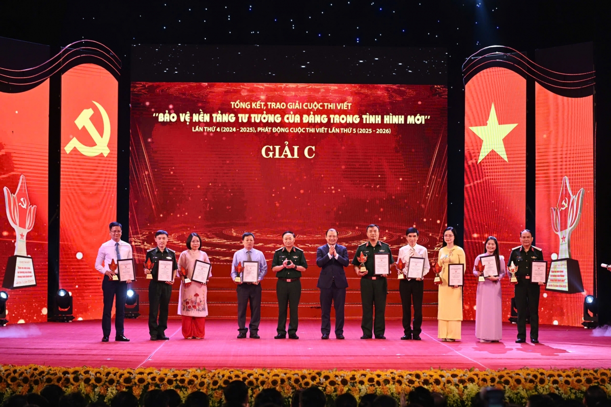 lễ trao giải cuộc thi viết bảo vệ nền tảng tư tưởng của Đảng trong tình hình mới hình ảnh 6 le trao giai cuoc thi viet bao ve nen tang tu tuong cua Dang trong tinh hinh moi hinh anh 6