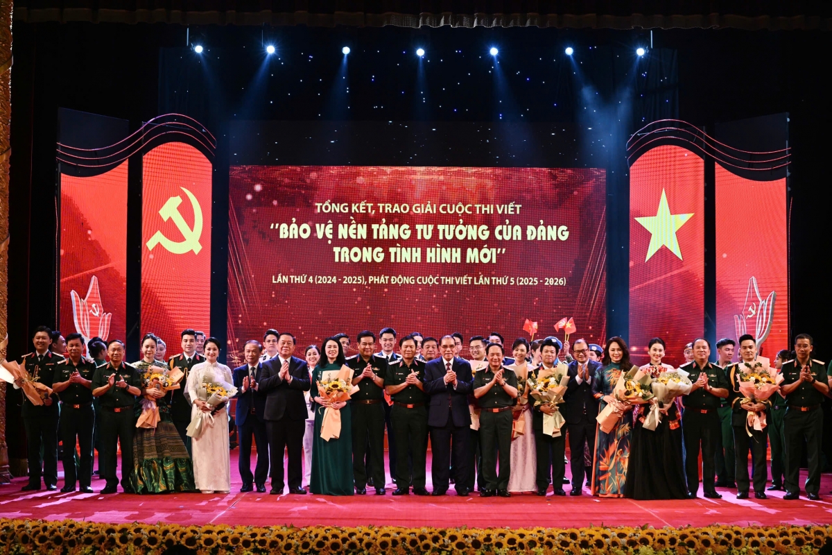 lễ trao giải cuộc thi viết bảo vệ nền tảng tư tưởng của Đảng trong tình hình mới hình ảnh 9 le trao giai cuoc thi viet bao ve nen tang tu tuong cua Dang trong tinh hinh moi hinh anh 9