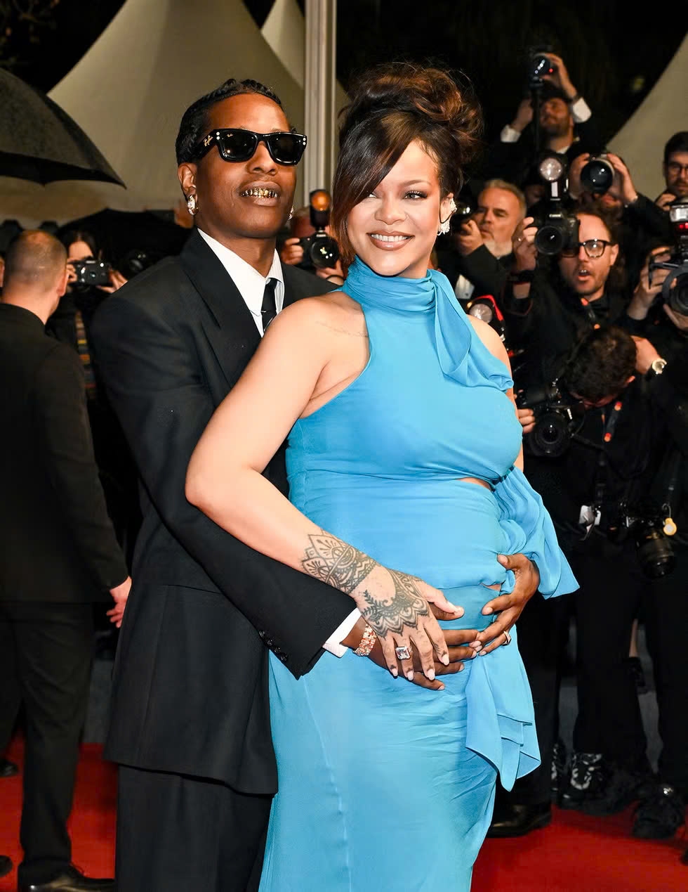 Rihanna bế bụng bầu lên thảm đỏ Liên hoan phim Cannes 2025