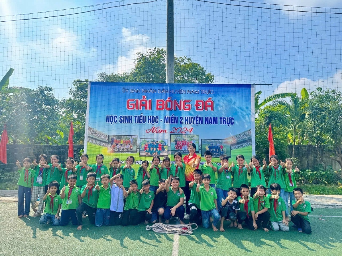 khen thưởng đột xuất cô giáo dũng cảm lao xuống sông cứu người hình ảnh 3 khen thuong dot xuat co giao dung cam lao xuong song cuu nguoi hinh anh 3