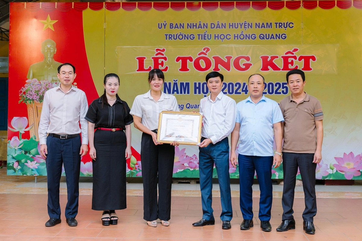 khen thưởng đột xuất cô giáo dũng cảm lao xuống sông cứu người hình ảnh 1 khen thuong dot xuat co giao dung cam lao xuong song cuu nguoi hinh anh 1