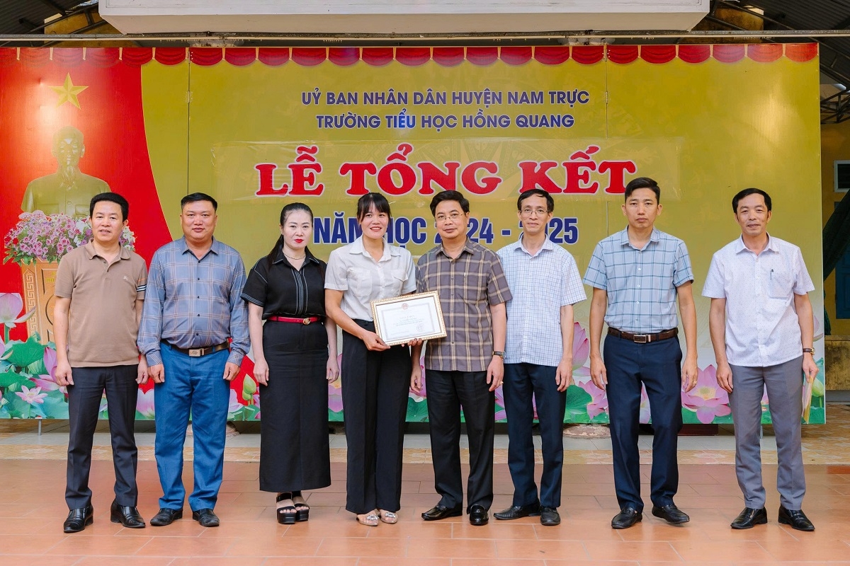 khen thưởng đột xuất cô giáo dũng cảm lao xuống sông cứu người hình ảnh 2 khen thuong dot xuat co giao dung cam lao xuong song cuu nguoi hinh anh 2