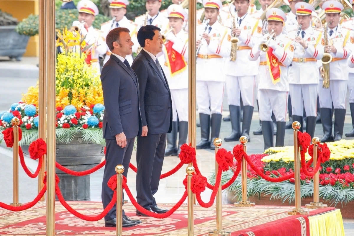 El presidente francés concluye con éxito su visita de Estado a Vietnam (foto 4)