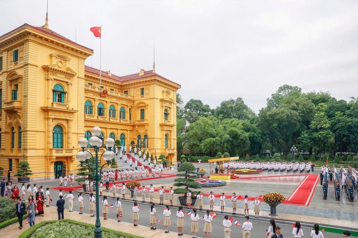 El presidente francés concluye con éxito su visita de Estado a Vietnam (foto 3)