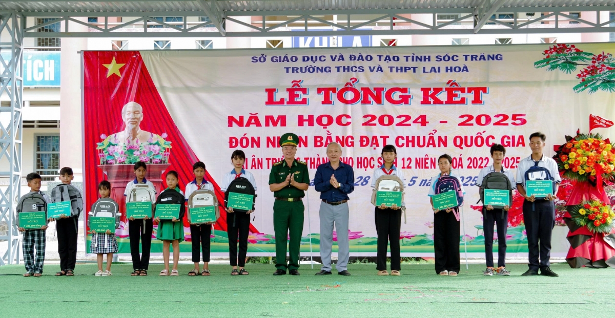 trao học bổng cán bộ, chiến sĩ quân đội nâng bước em tới trường tại sóc trăng hình ảnh 2 trao hoc bong can bo, chien si quan doi nang buoc em toi truong tai soc trang hinh anh 2