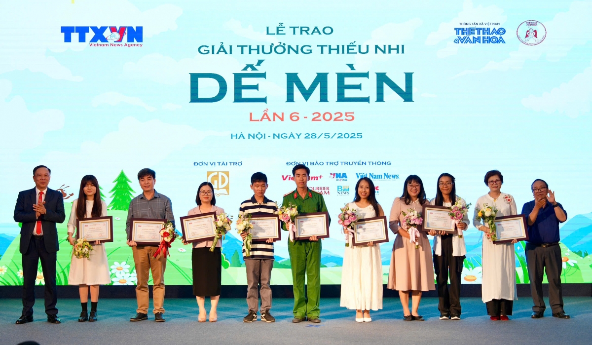 nhac si pham tuyen duoc trao giai thuong hiep si de men hinh anh 1 nhac si pham tuyen duoc trao giai thuong hiep si de men hinh anh 1