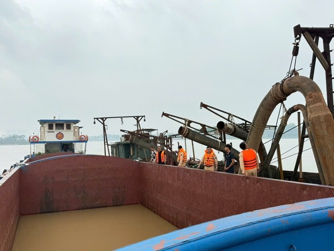 Ổ nhóm "cát tặc" điều khiển tàu bỏ chạy trên sông Hồng khi bị Công an phát hiện