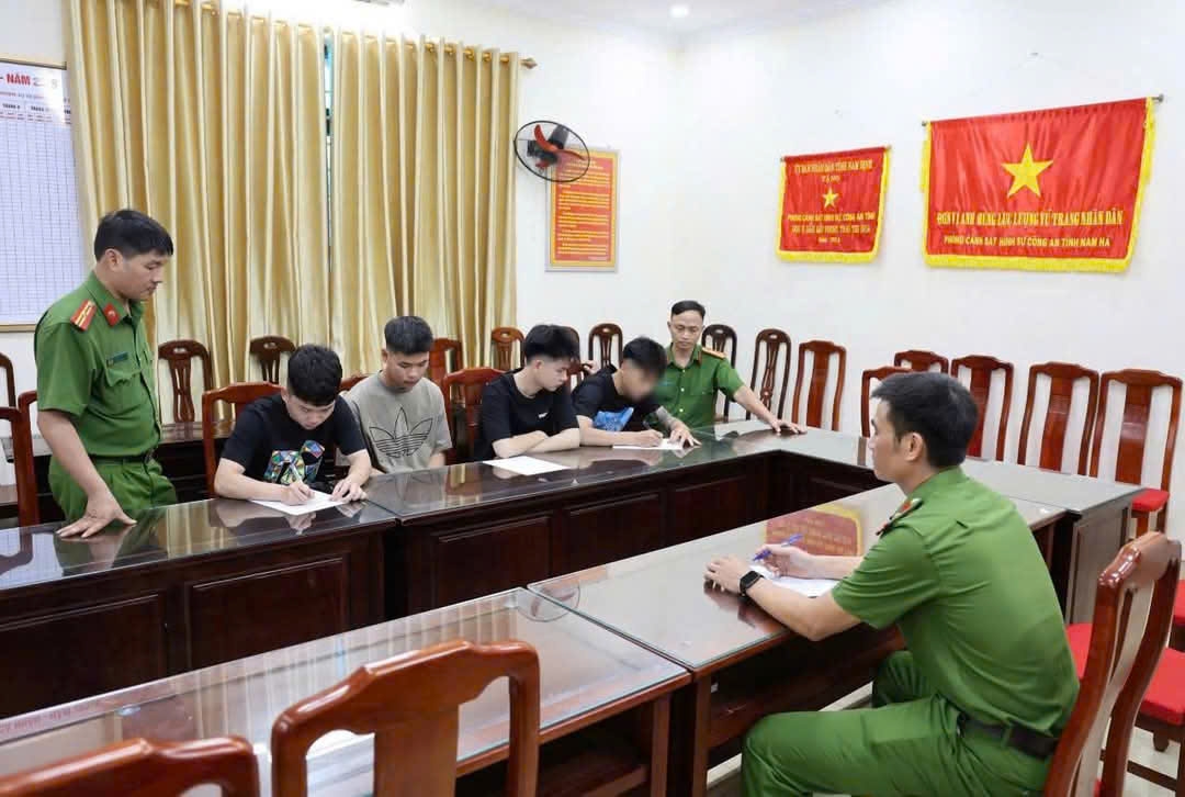 tạm giữ nhóm thanh niên điều khiển xe máy tốc độ cao, quay clip đăng tiktok hình ảnh 1 tam giu nhom thanh nien dieu khien xe may toc do cao, quay clip dang tiktok hinh anh 1