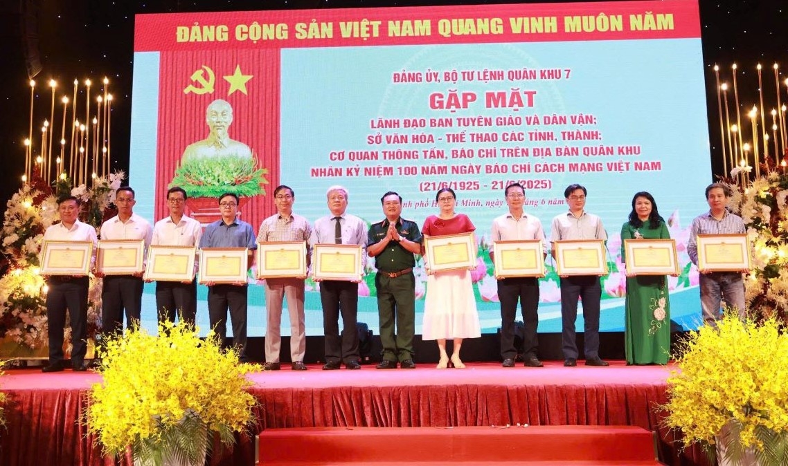 báo chí - cầu nối vững chắc giữa lực lượng vũ trang và nhân dân hình ảnh 1 bao chi - cau noi vung chac giua luc luong vu trang va nhan dan hinh anh 1