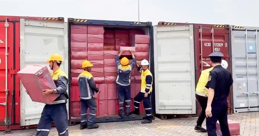 triệt phá hàng loạt vụ buôn lậu thuốc lá khủng, thu giữ hơn 1,3 triệu bao thuốc hình ảnh 1 triet pha hang loat vu buon lau thuoc la khung, thu giu hon 1,3 trieu bao thuoc hinh anh 1