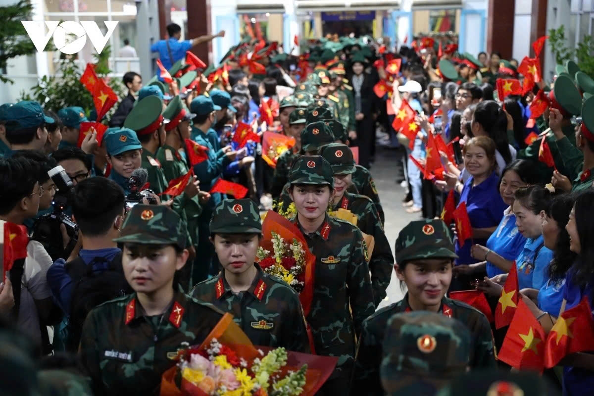 an emotional farewell as soldiers depart for sacred mission in hanoi picture 1 an emotional farewell as soldiers depart for sacred mission in hanoi picture 1