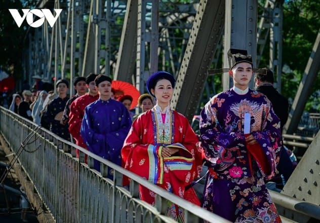 traditional dress takes center stage in hue s biggest costume parade picture 11 traditional dress takes center stage in hue s biggest costume parade picture 11