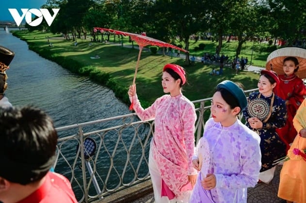 traditional dress takes center stage in hue s biggest costume parade picture 13 traditional dress takes center stage in hue s biggest costume parade picture 13