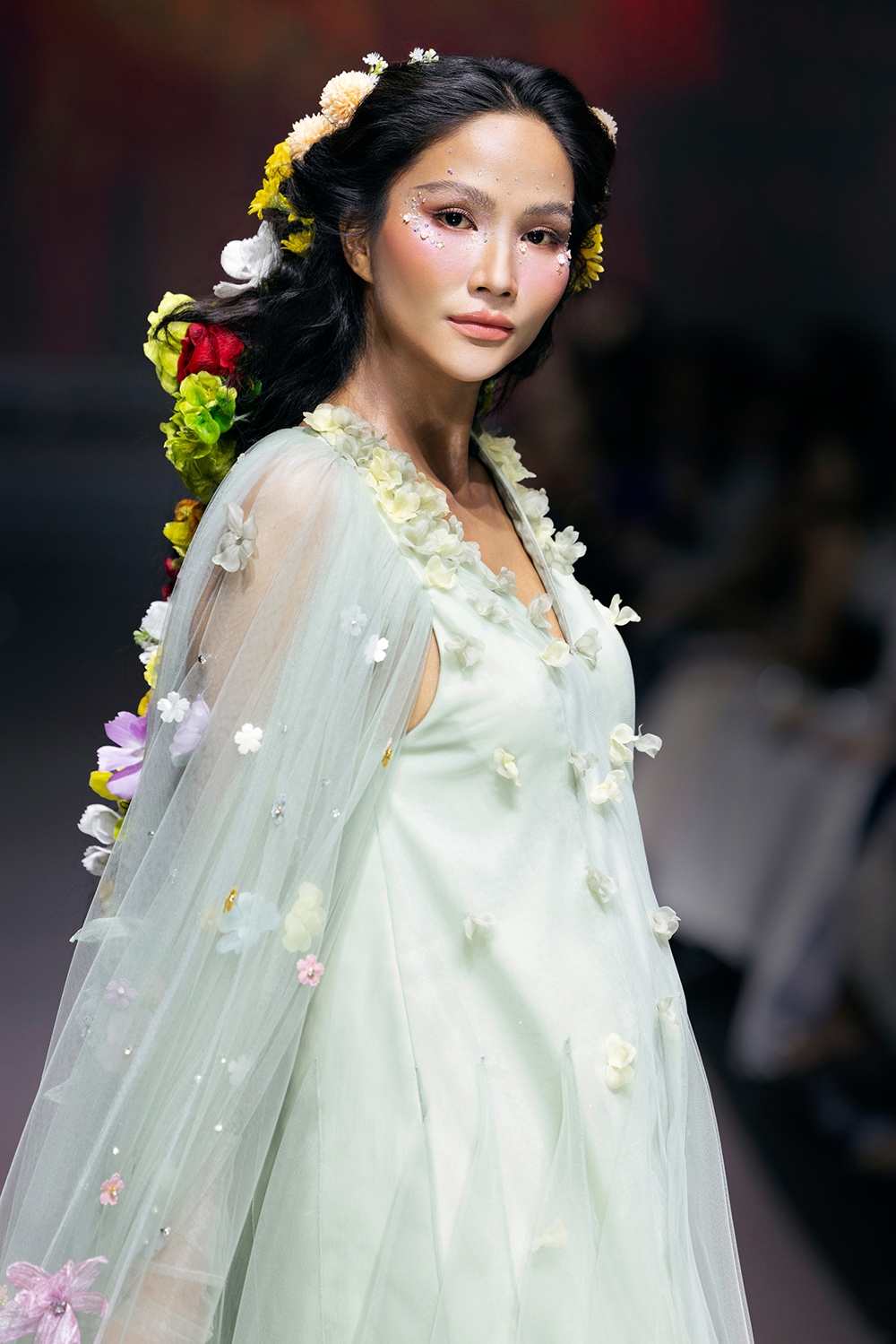 Hoa hậu H’Hen Niê bế bụng bầu làm vedette của NTK Thảo Nguyễn