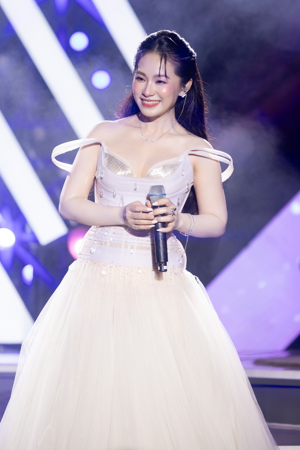 luong bich huu mang thanh xuan tro lai tren san khau noi love in the bay hinh anh 1 luong bich huu mang thanh xuan tro lai tren san khau noi love in the bay hinh anh 1