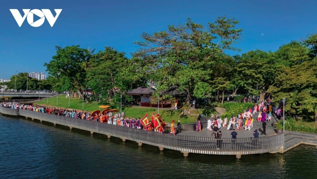 traditional dress takes center stage in hue s biggest costume parade picture 1 traditional dress takes center stage in hue s biggest costume parade picture 1