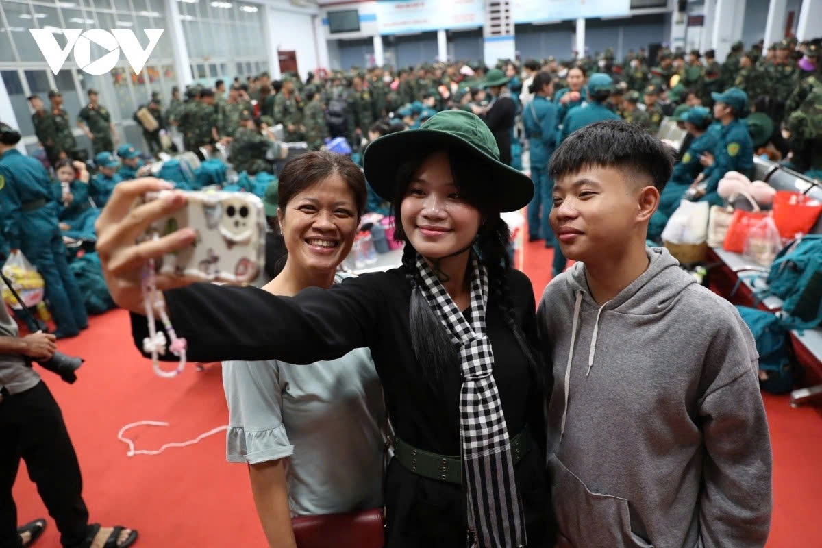 an emotional farewell as soldiers depart for sacred mission in hanoi picture 2 an emotional farewell as soldiers depart for sacred mission in hanoi picture 2