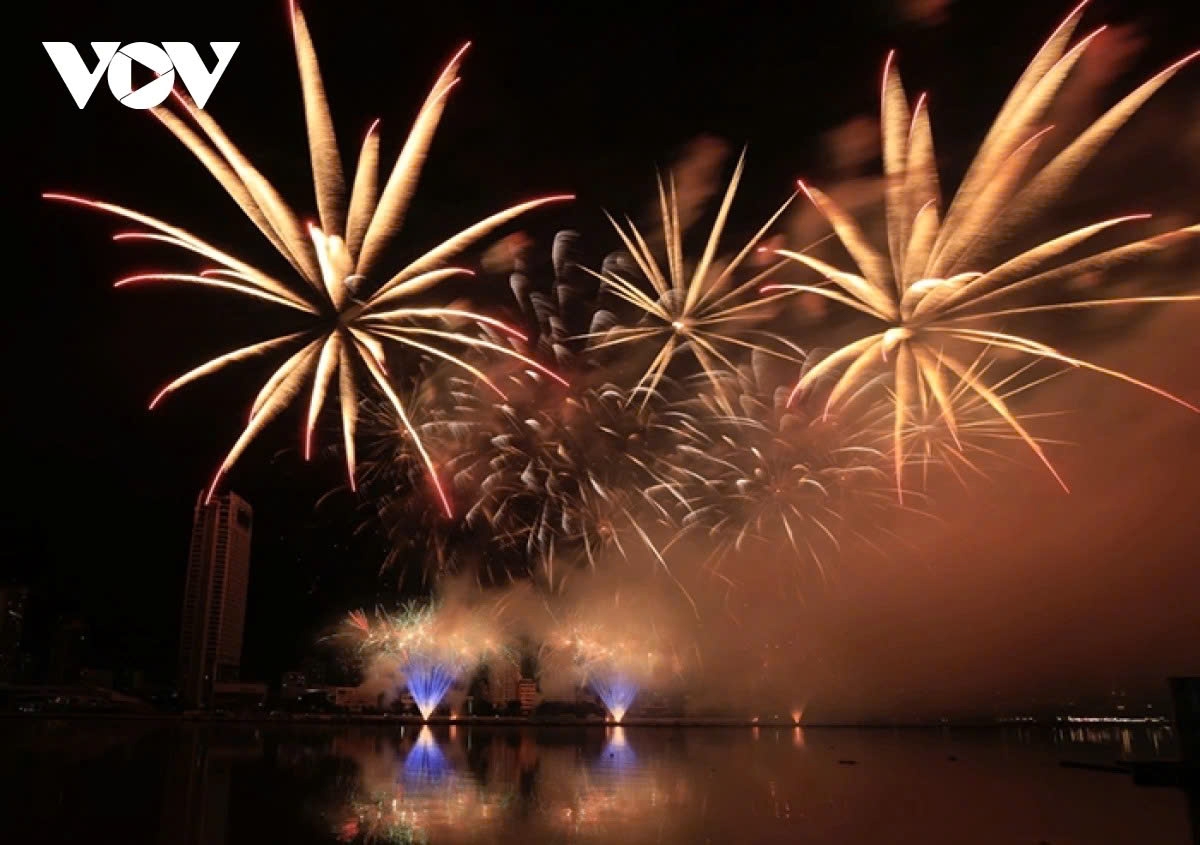 eye-catching fireworks performances by china and canada make diff 2025 a visual feast picture 2 eye-catching fireworks performances by china and canada make diff 2025 a visual feast picture 2