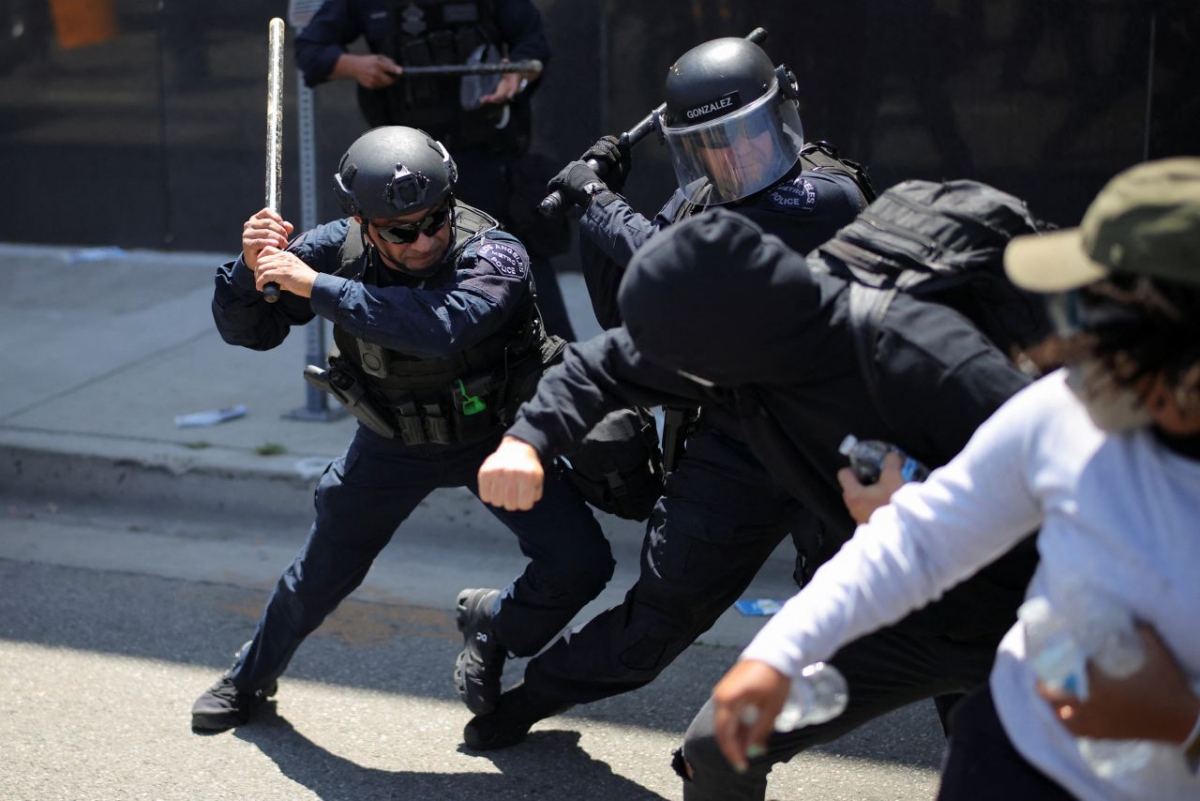 biểu tình gây hỗn loạn los angeles, ông trump điều vệ binh quốc gia tới trấn áp hình ảnh 11 bieu tinh gay hon loan los angeles, ong trump dieu ve binh quoc gia toi tran ap hinh anh 11