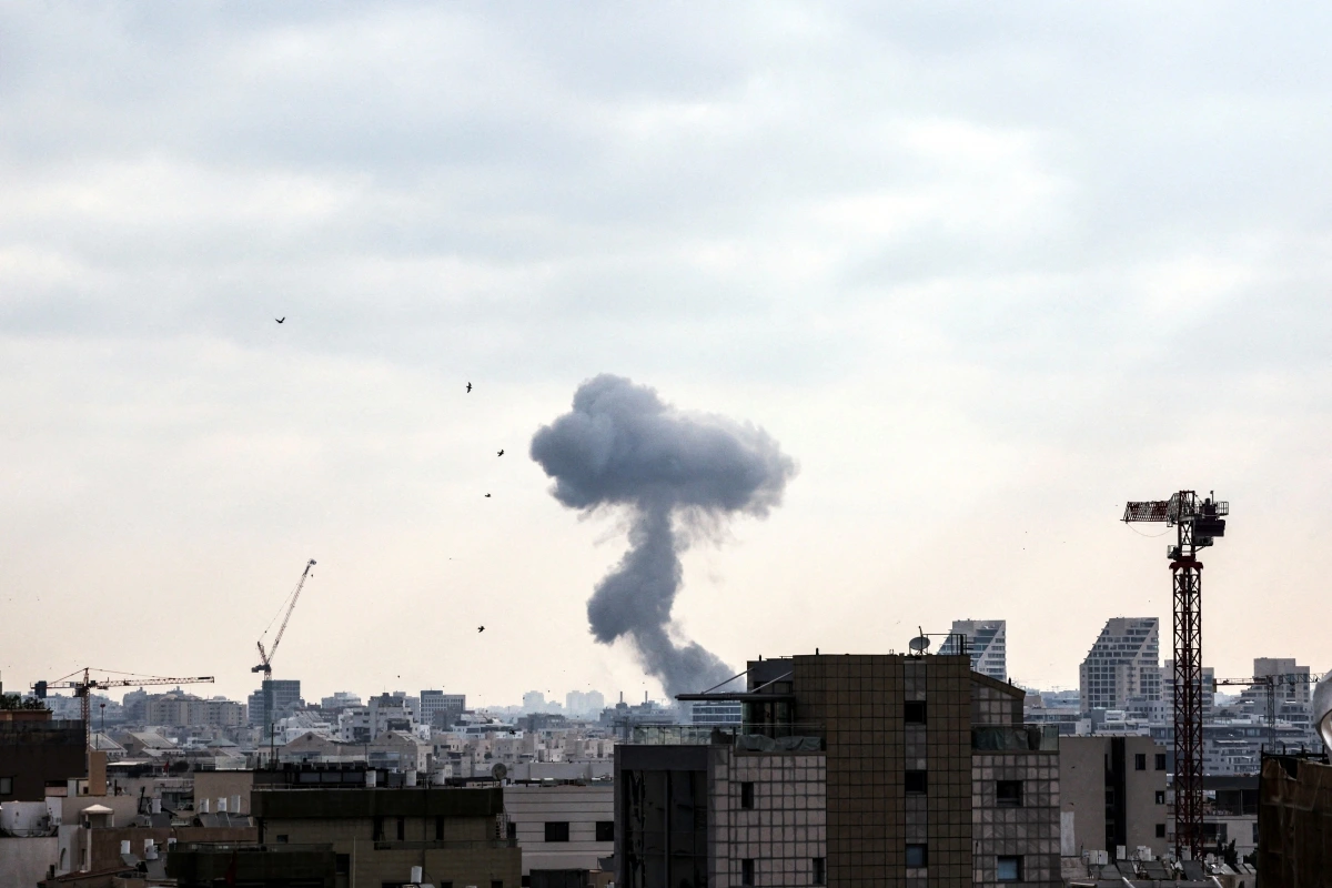 Iran phóng tên lửa dữ dội vào Israel, Houthi tuyên bố sẵn sàng tấn công tàu Mỹ