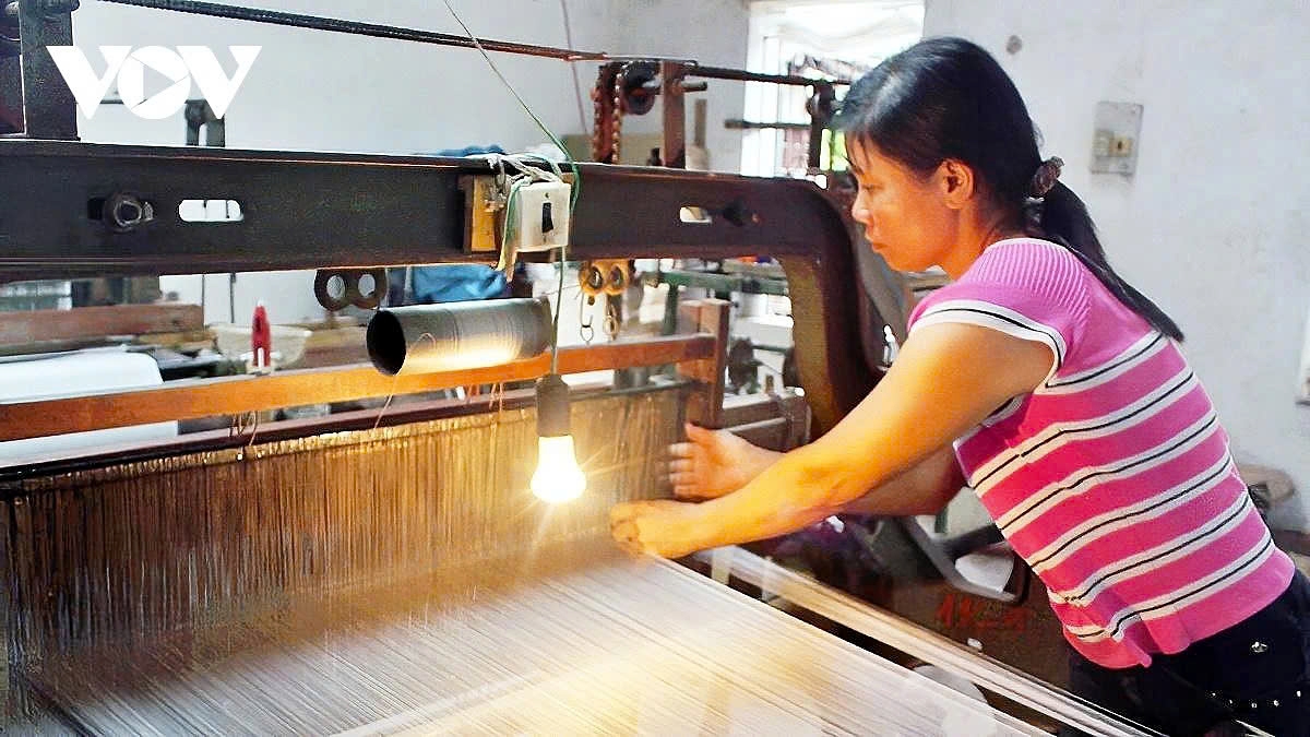 step into the loom a hands-on experience in nha xa silk weaving picture 5 step into the loom a hands-on experience in nha xa silk weaving picture 5