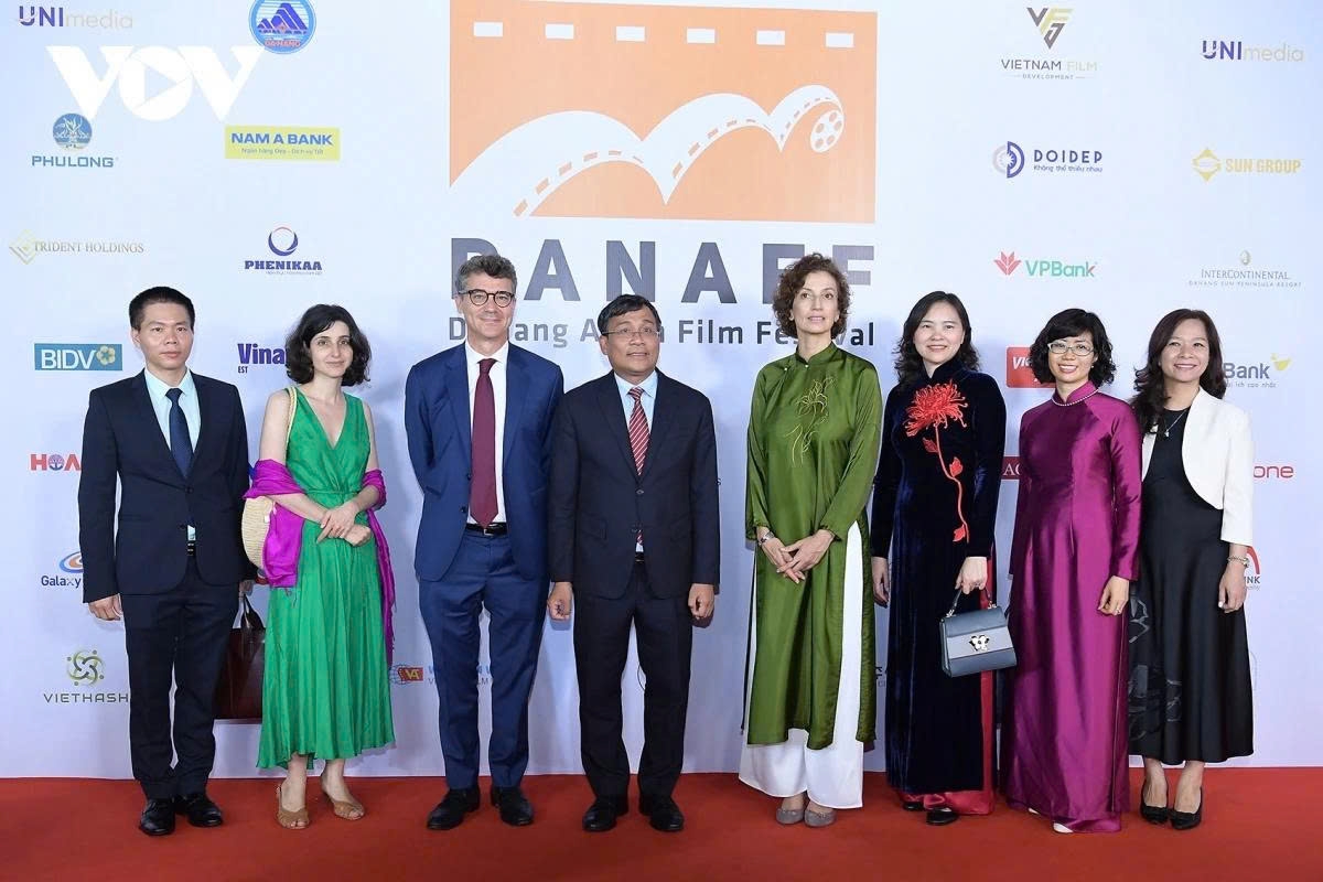 celebrities walk the red carpet in glamorous outfits at danaff iii picture 5 celebrities walk the red carpet in glamorous outfits at danaff iii picture 5