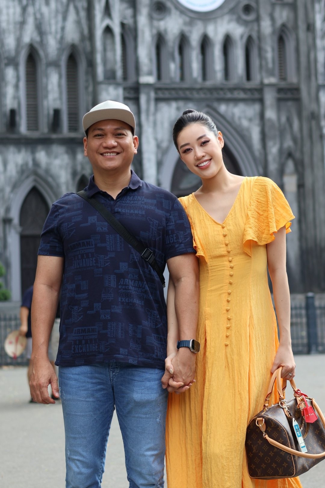Sao Việt 8/6: Hoa hậu Khánh Vân và ông xã nắm tay dạo phố Hà Nội