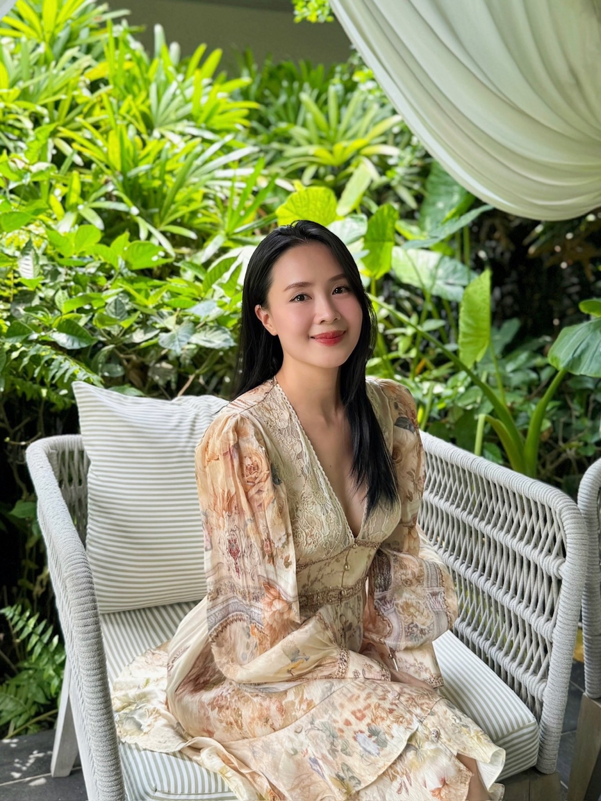 Sao Việt 7/6: Hồng Diễm ngày càng trẻ trung ở tuổi 42