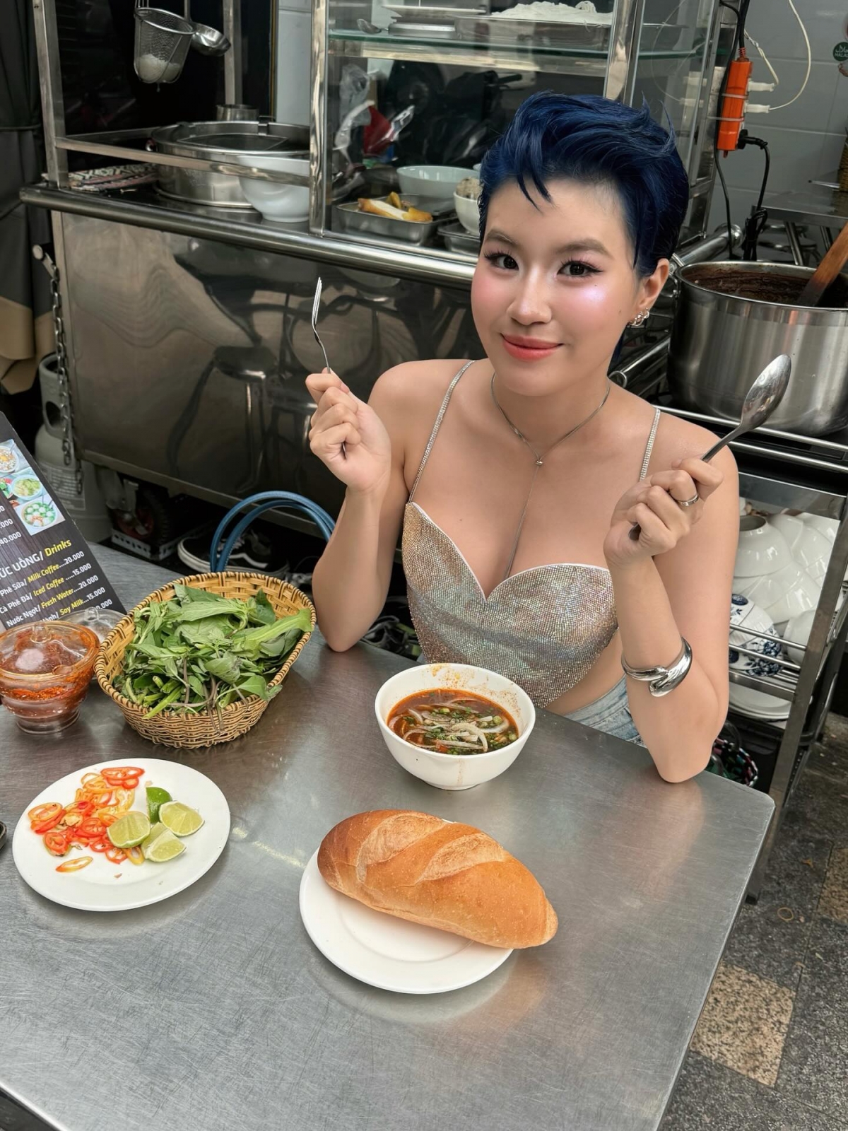 sao việt 8 6 hoa hậu khánh vân và ông xã nắm tay dạo phố hà nội hình ảnh 6 sao viet 8 6 hoa hau khanh van va ong xa nam tay dao pho ha noi hinh anh 6