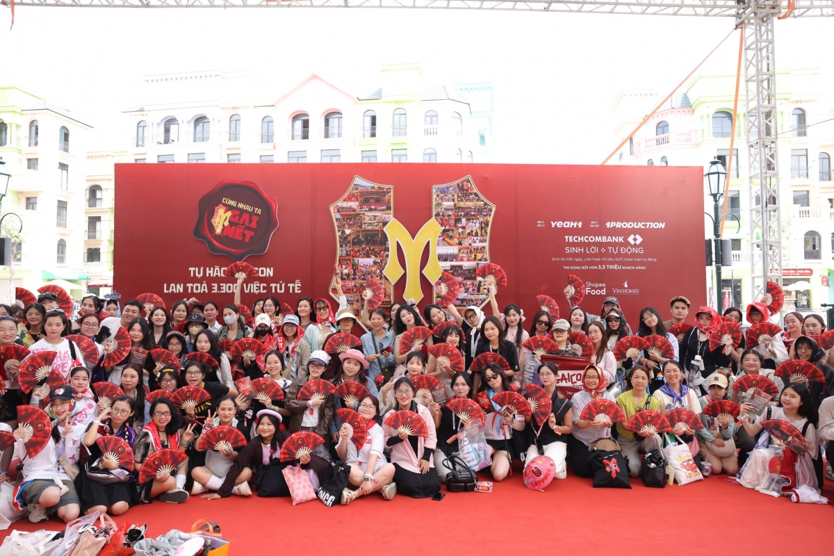 fan doi nang xep hang doi vong tay, cho chay cung anh trai vuot ngan chong gai hinh anh 5