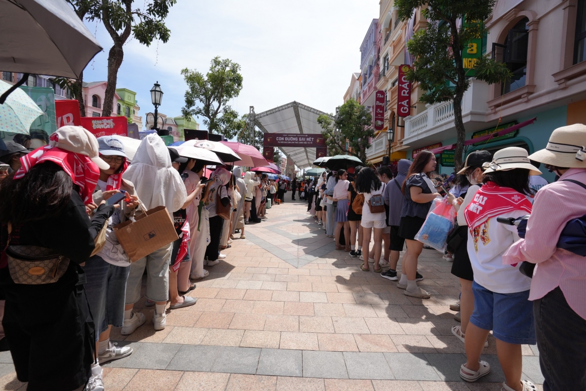 fan đội nắng xếp hàng đổi vòng tay, chờ cháy cùng anh trai vượt ngàn chông gai hình ảnh 2 fan doi nang xep hang doi vong tay, cho chay cung anh trai vuot ngan chong gai hinh anh 2