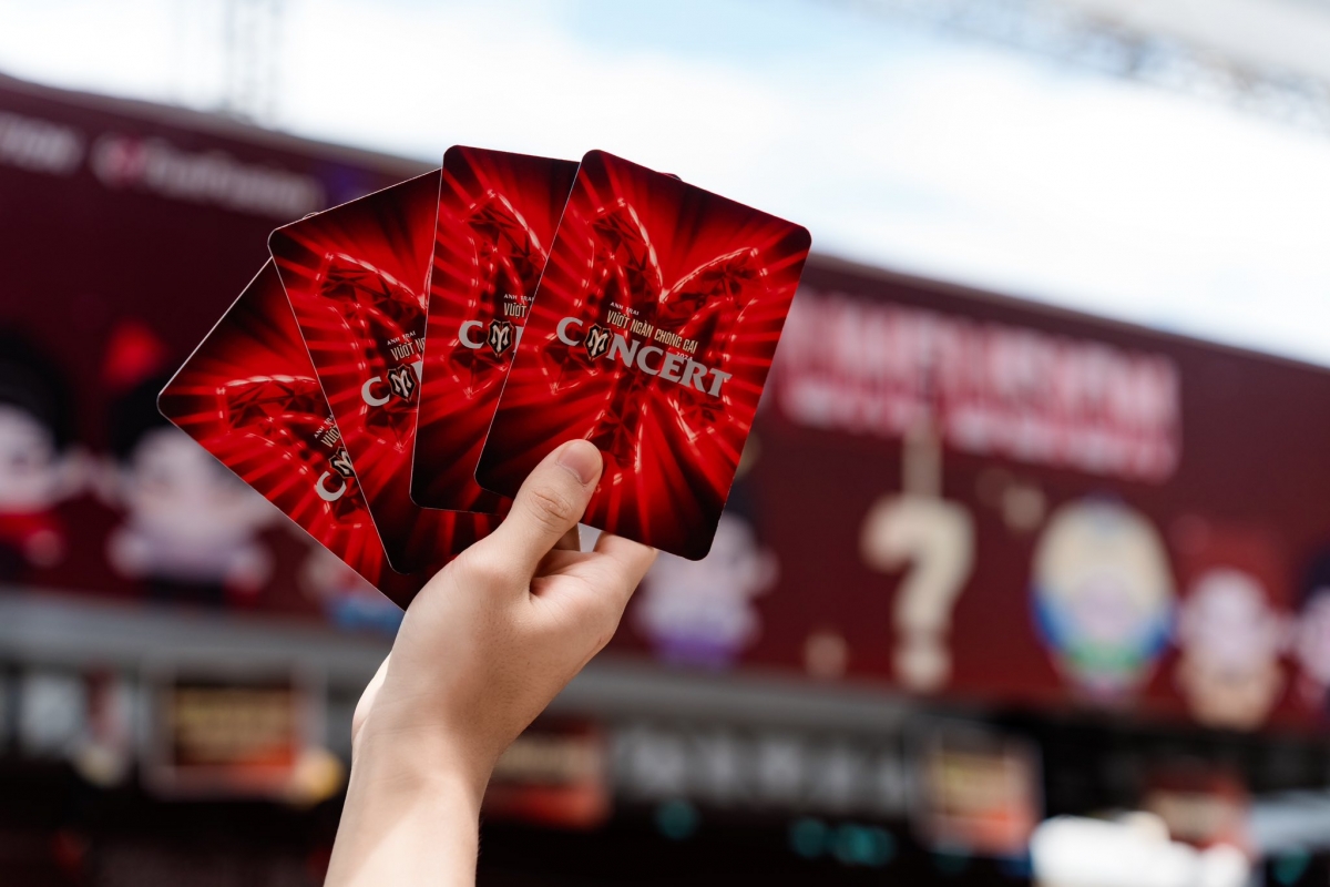 fan doi nang xep hang doi vong tay, cho chay cung anh trai vuot ngan chong gai hinh anh 7