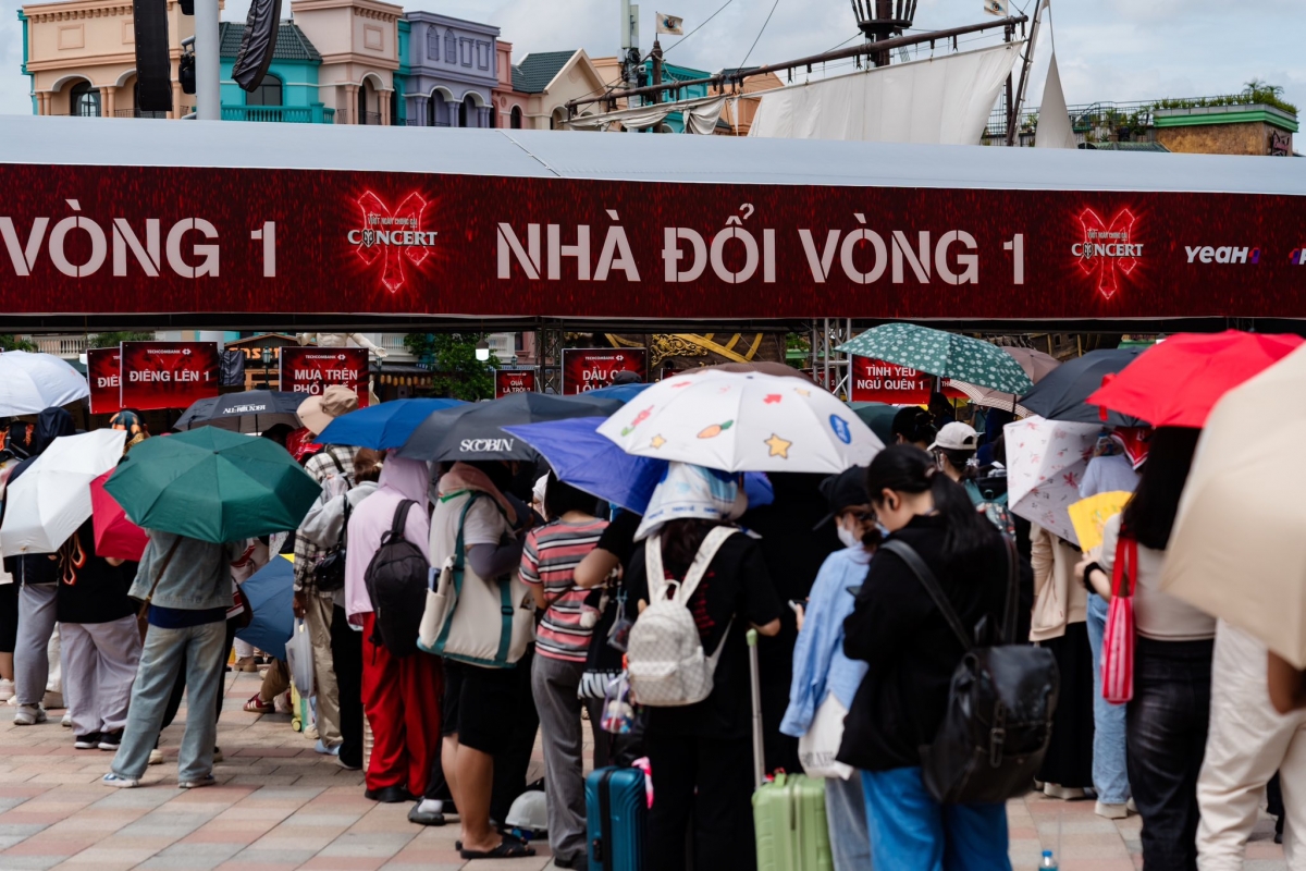 fan doi nang xep hang doi vong tay, cho chay cung anh trai vuot ngan chong gai hinh anh 6