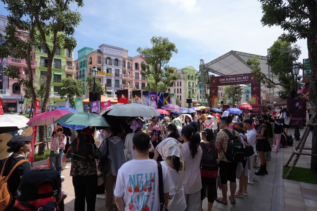 fan doi nang xep hang doi vong tay, cho chay cung anh trai vuot ngan chong gai hinh anh 1