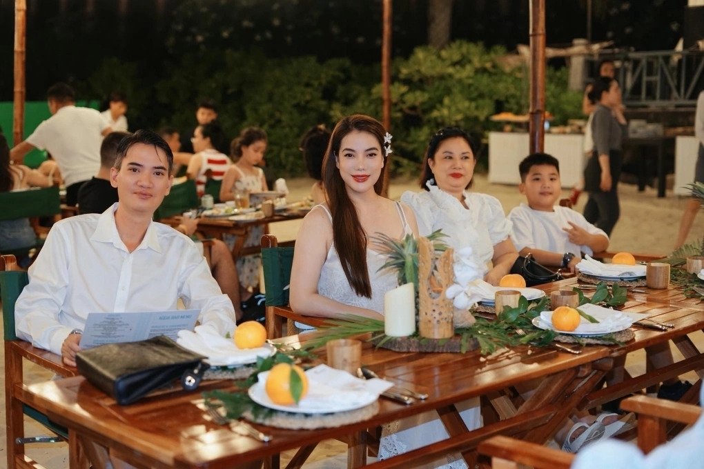 sao việt 16 6 hoa hậu Ý nhi mong bố sớm tìm được tình yêu mới hình ảnh 6 sao viet 16 6 hoa hau Y nhi mong bo som tim duoc tinh yeu moi hinh anh 6