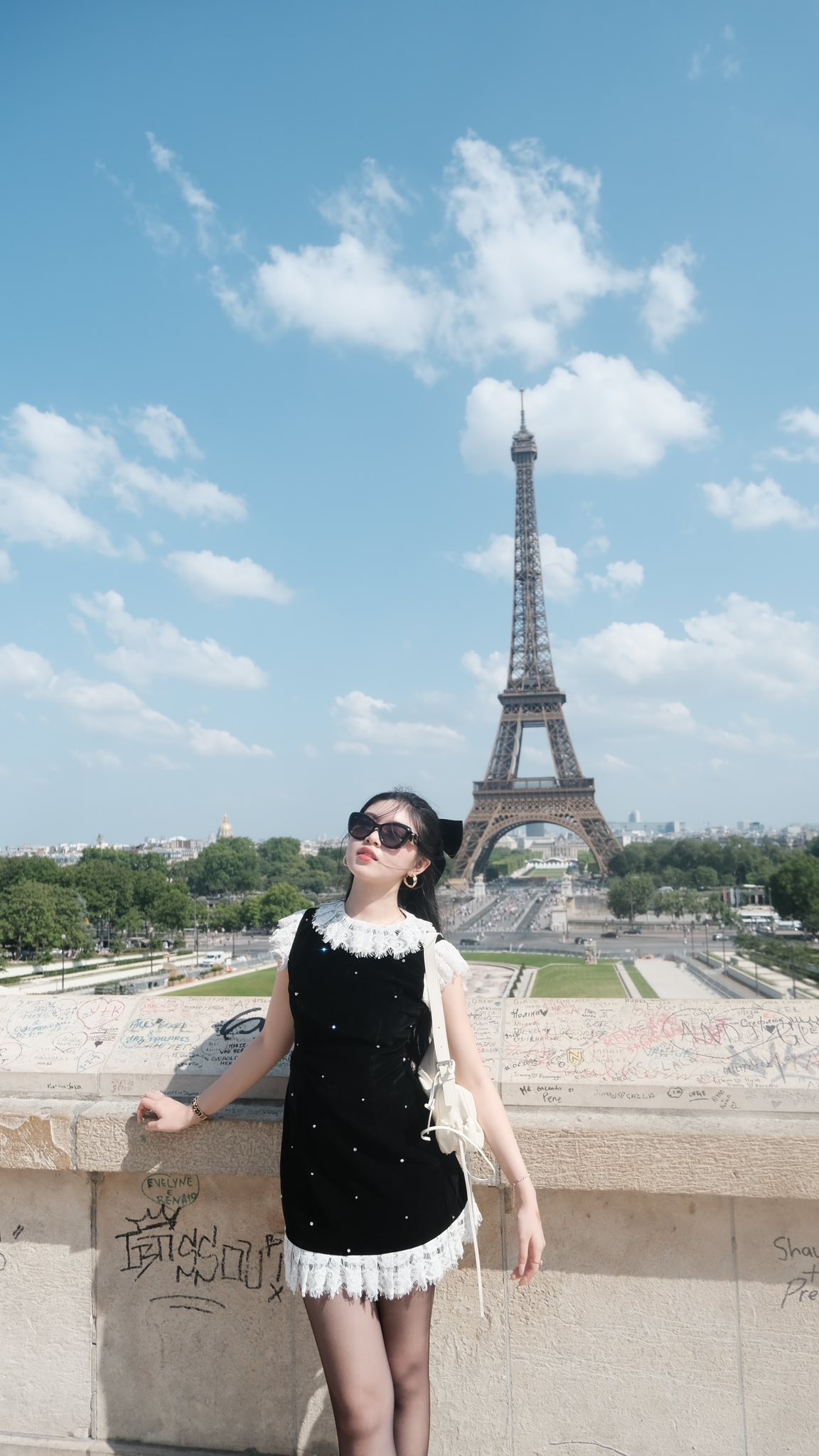 Sao Việt 22/6: Lọ Lem - con gái Quyền Linh thả dáng ở Paris