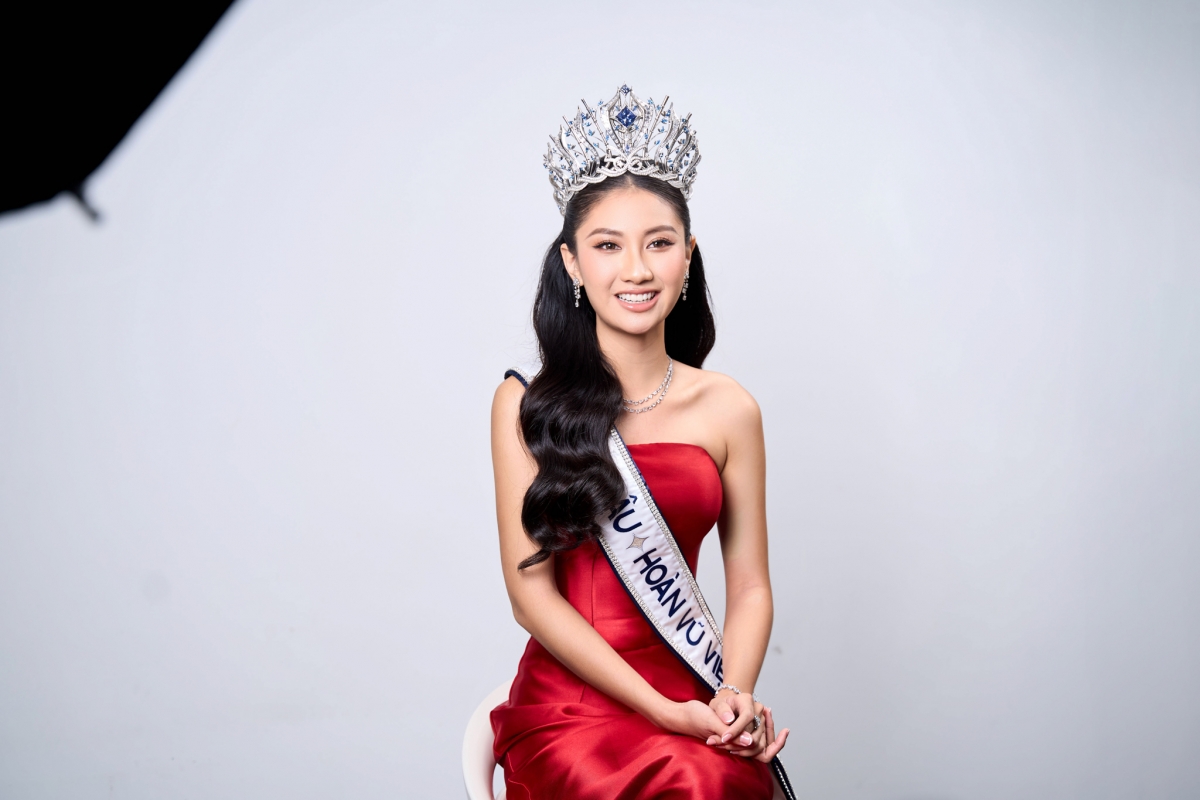 Tân Hoa hậu Hoàn vũ Phương Linh được khen ứng xử tốt trước đề thi môn Ngữ văn