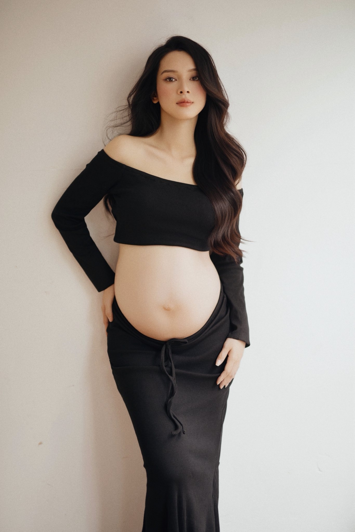 Sao Việt 1/7: Quỳnh Lương khoe bụng bầu ở những tháng cuối thai kỳ