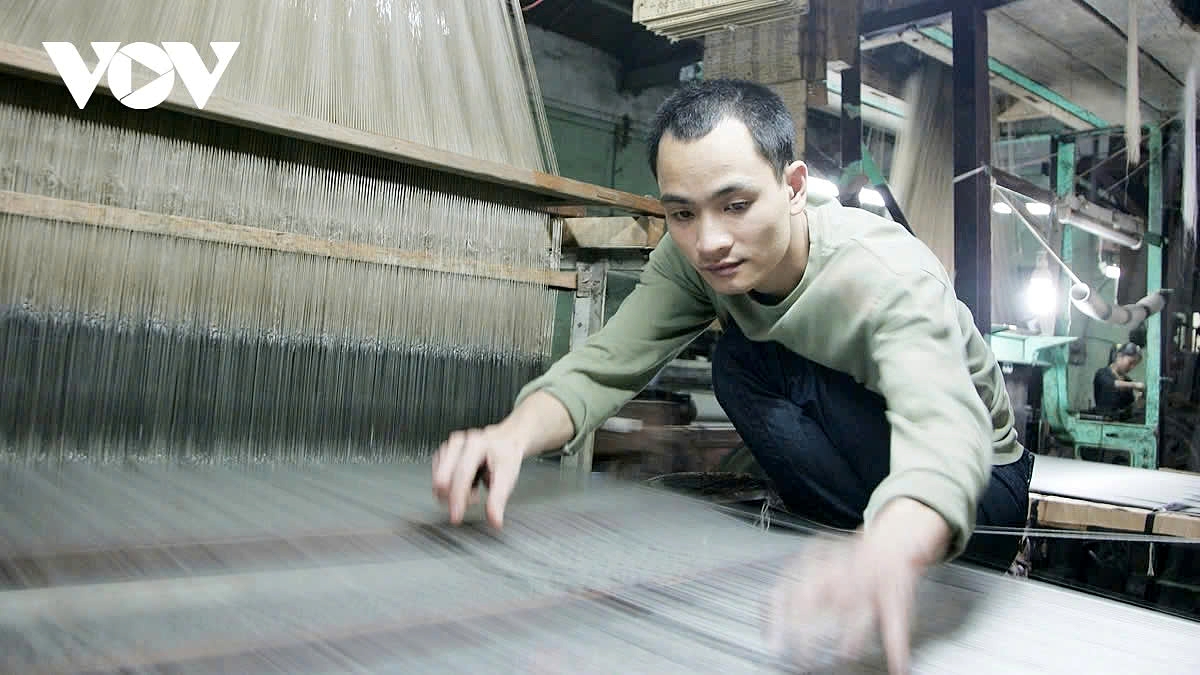 step into the loom a hands-on experience in nha xa silk weaving picture 6 step into the loom a hands-on experience in nha xa silk weaving picture 6